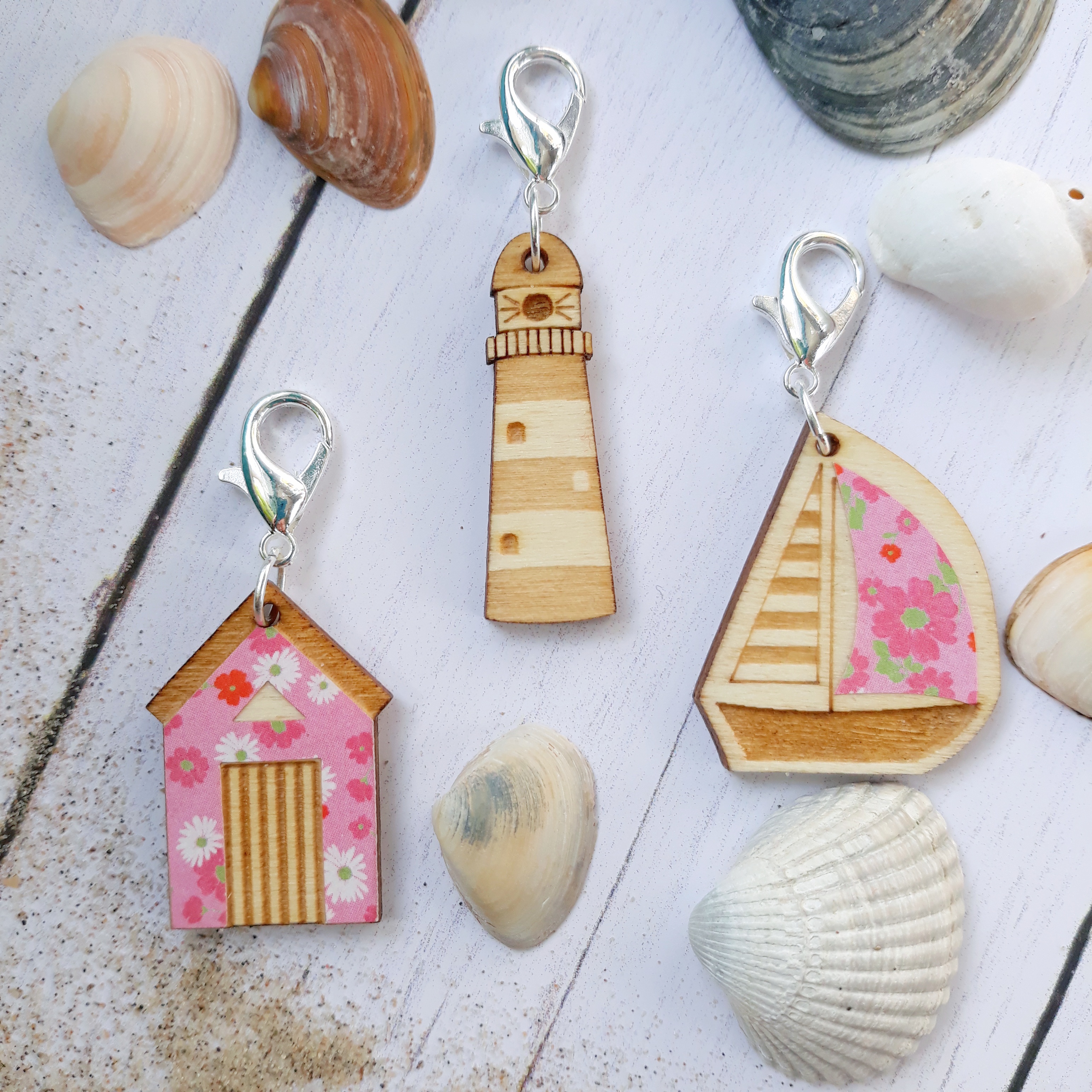 Drei Holz Maschenmarkierer in rosa Liberty Origami Papier, Segelschiff, Leuchtturm und Strandhütte